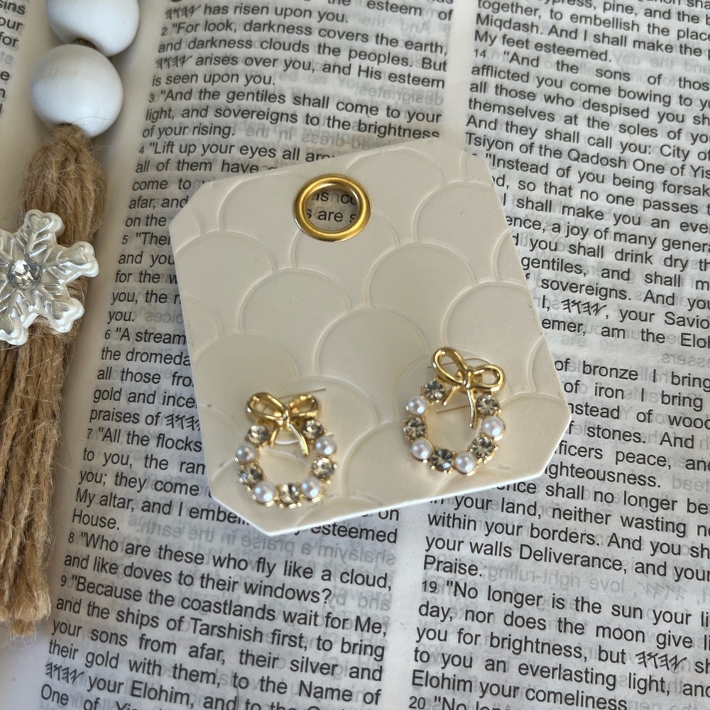 Pearl Bow gold tone wreath holiday Christmas earrings NEW